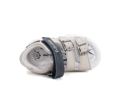G103-61901A Dove Grey 04 D.D.Step kisfiú bőrszandál, szürke/kék markoló mintás-feliratos, felülnézet