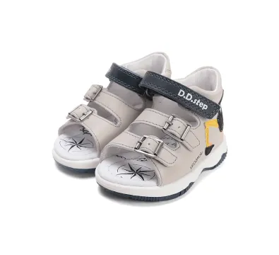 G103-61901A Dove Grey 06 D.D.Step kisfiú bőrszandál, szürke/kék markoló mintás-feliratos, pár